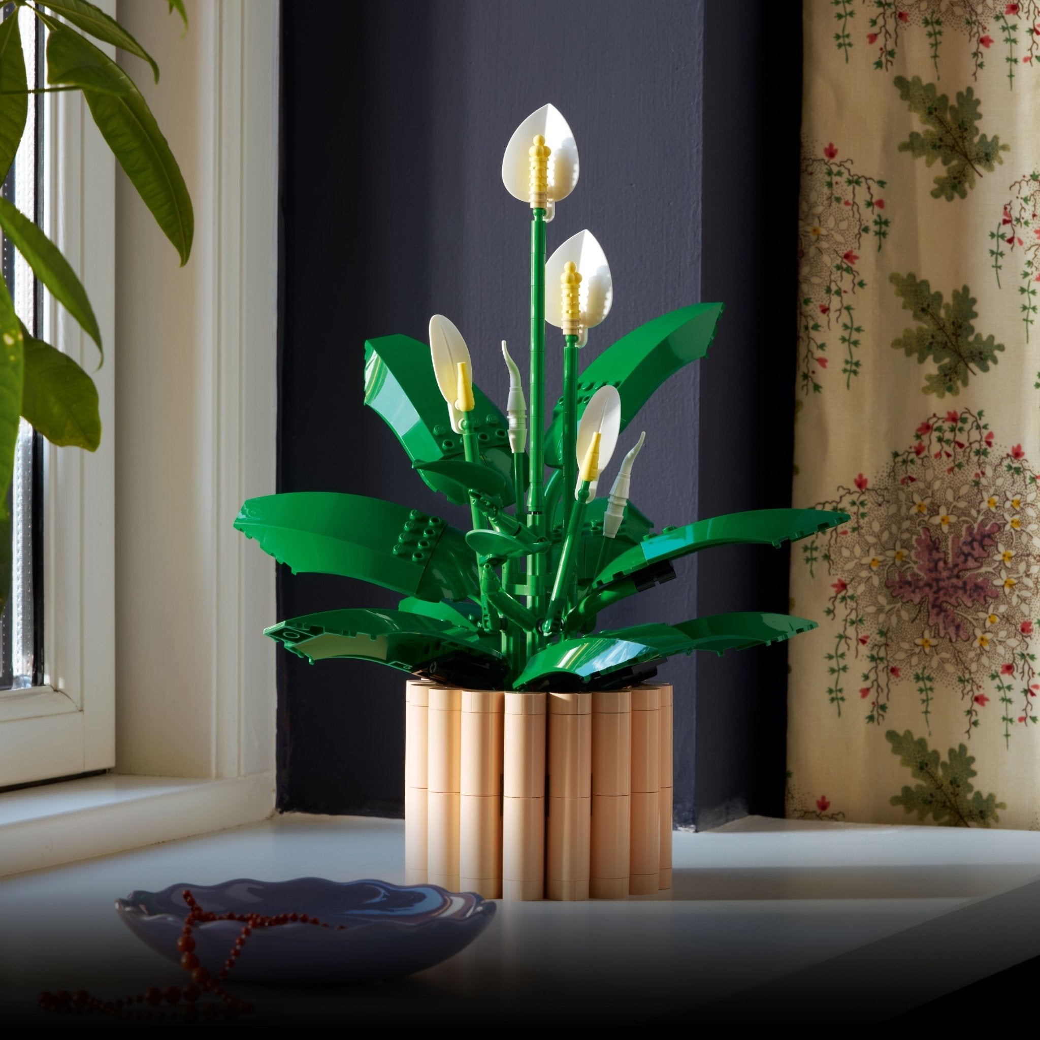 LEGO® Botanicals LEGO® Peace Lily Flower Decor 11504 Pot - Image 4